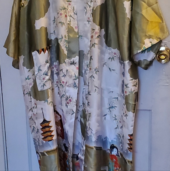 Lian Lin kimono robe with belt. - Picture 3 of 10